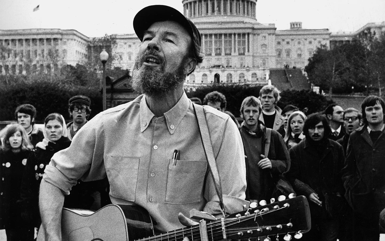 Pete Seeger frente al micrófono del Congreso